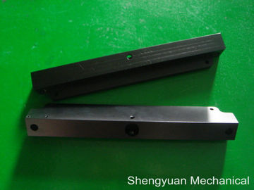 Berlubang Aluminium CNC Precision Machining, Black Anodized yang tidak merata Angle