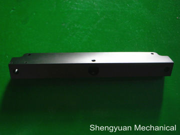 Berlubang Aluminium CNC Precision Machining, Black Anodized yang tidak merata Angle